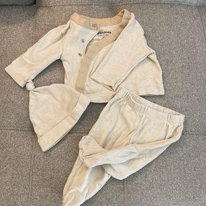 Beige infant outfit (0-3 months)